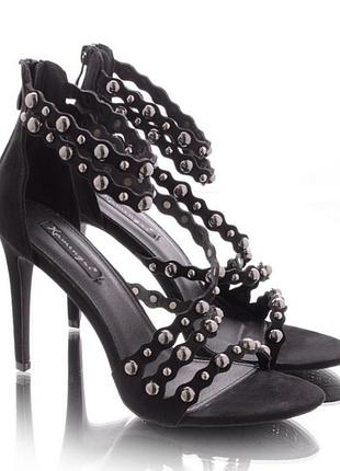 Стильні замшеві чорні босоніжки на шпильці