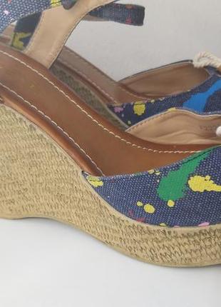 Босоніжки під джинс на платформі