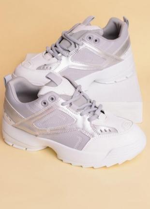 Сірі білі стильні кросівки на товстій підошві