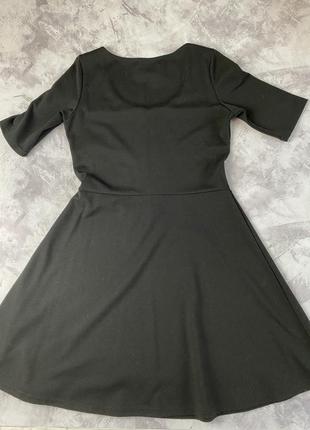 Черное короткое трикотажное платье на весну с рукавами клеш замочком спереди впереди2 фото