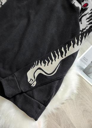 Черный свитшот с вышивкой на рукавах тигр4 фото