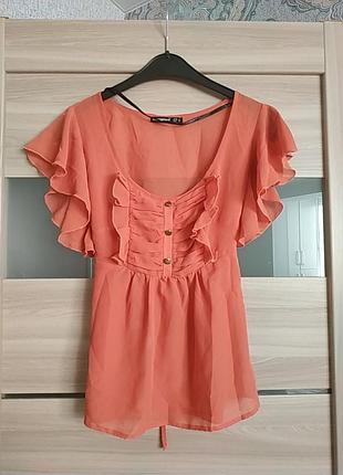 Красивая персиковая блуза с рюшами на плечах и груди