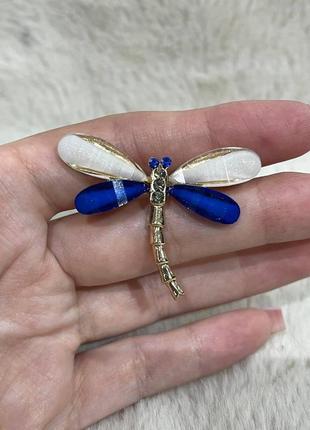 Изящная брошь "грациозная бело-голубая стрекоза с объемными вставками" - оригинальный подарок девушке