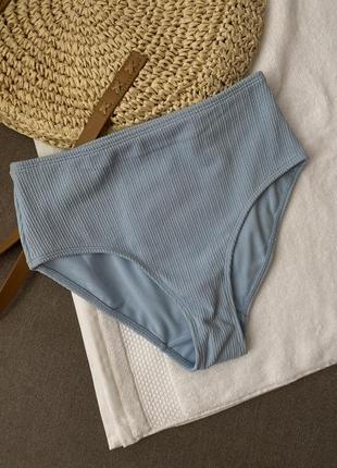 Голубые плавки на высокой посадке