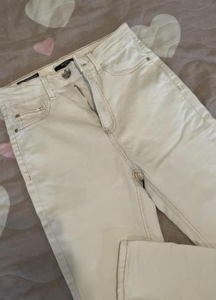Белые джинсы на высокой посадке