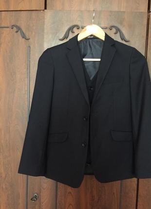 Комплект для школьника 8-9 лет: пиджак и жилетка тёмно-синего цвета.