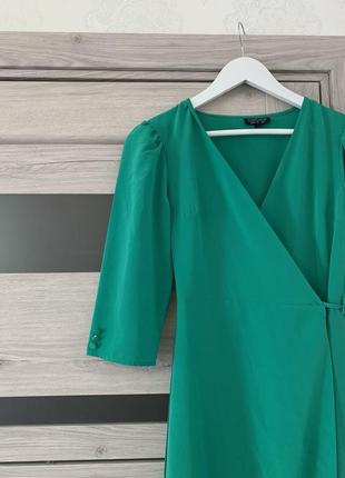Роскошное зеленое платье на запах3 фото