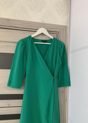 Розкішна зелена сукня на запах4 фото