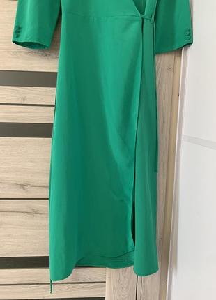 Роскошное зеленое платье на запах5 фото