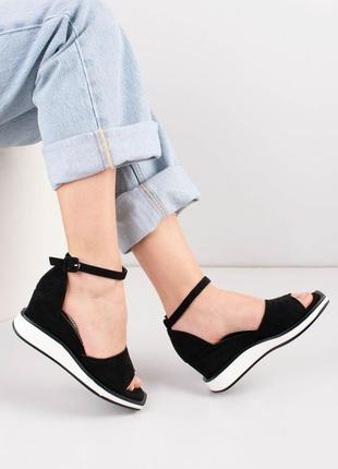 Женские босоножки