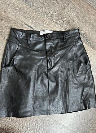 Шкіряна спідниця pull and bear