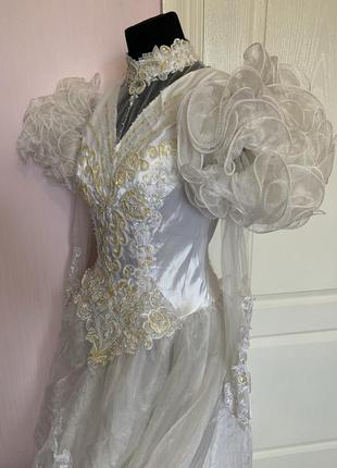 Сукня вінтажна весільна карнавальна пишна з шлейфом для фотосесії, буфи, вишита, мереживна, бант2 фото