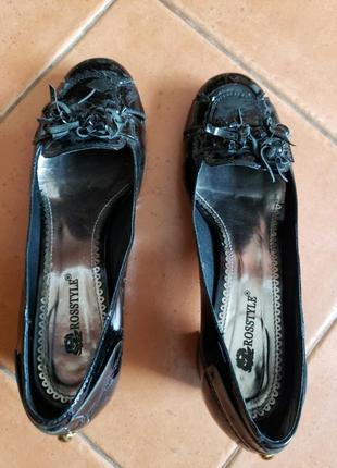 Женские туфли черные, лакированные, 38 размера