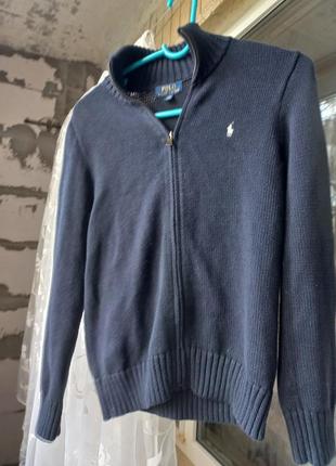 Свитер на замке