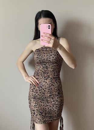 Платье на одно плечо в леопардовый принт shein xs