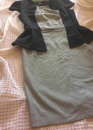 Силуетна сукня футляр з баскою в гусячу лапку miss selfridge4 фото
