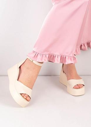 Стильные бежевые босоножки на платформе танкетке с закрытой пяткой ремешком