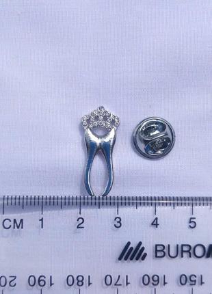 Значок "зуб маленький з короною" колір срібло (14393)