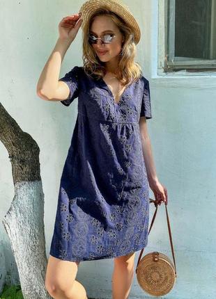 Женское синее свободное платье из вышитого батиста4 фото