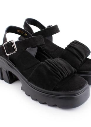 Стильные черные замшевые босоножки сандалии на платформе толстой тракторной подошве массивные модные3 фото