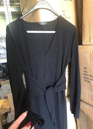 Bershka женское черное длинное платье с разрезом и плиссировкой на завязке3 фото