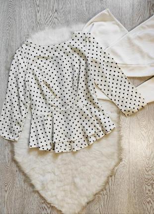 Белая блуза в горошек шелковая атласная с баской стрейч черными точками