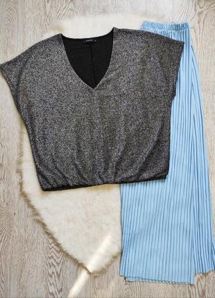 Серебристая серебряная блестящая блуза футболка оверсайз нарядная вырезом батал2 фото