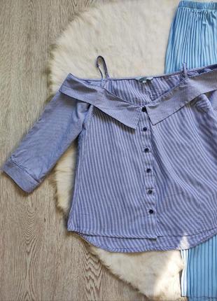 Белая голубая блуза рубашка в полоску открытыми плечами голыми шлейками5 фото