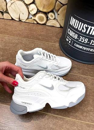 Кроссовки с дышащими вставками