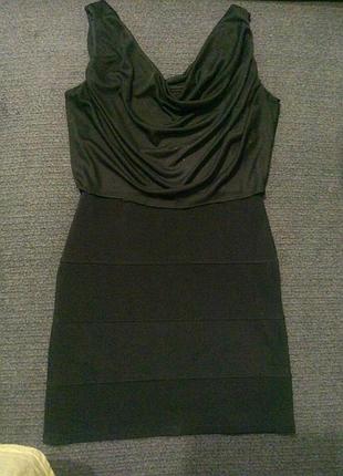 Quiz сукня облягає