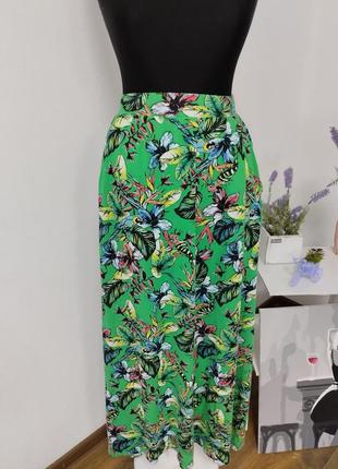 Стильная батальная юбка миди трапеция,зеленая цветочный принт вискоза, со стороны карманы