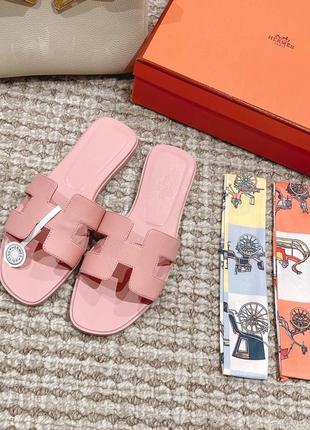 Шльопанці в стилі hermes