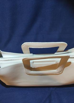 Женская сумка ручной работы с съемным плечевым ремнем из натуральной кожи белого цвета4 фото