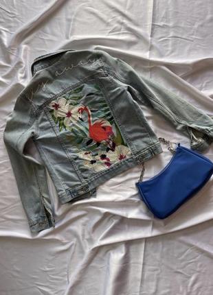 Джинсовая куртка из светлого денима с вышивкой на спине6 фото