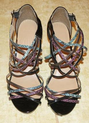 Лакированные босоножки