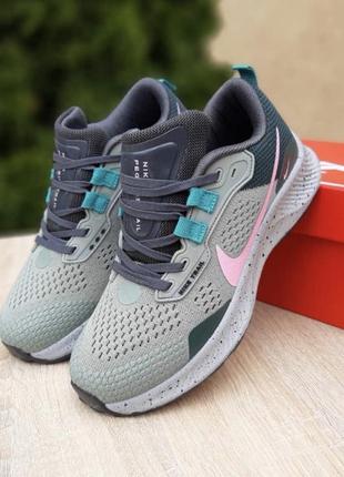 Жіночі кросівки nike pegasus trail сірі з зеленим та рожевим текстильные модные женские кроссовки найк