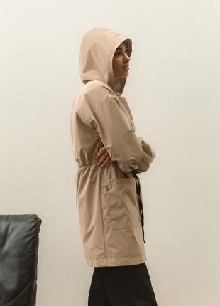 Куртка-парка женская длинная водонепроницаемая с капюшоном бежевого цвета4 фото