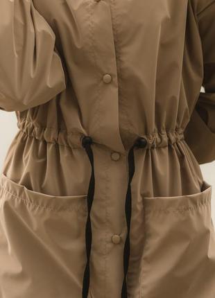Куртка-парка женская длинная водонепроницаемая с капюшоном бежевого цвета3 фото