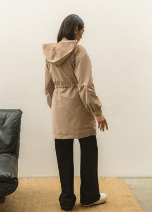 Куртка-парка женская длинная водонепроницаемая с капюшоном бежевого цвета6 фото