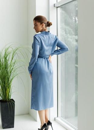Женское голубое шелковое платье миди на запах7 фото