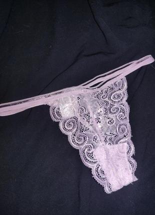 Милые стринги из кружева лавандового цвета