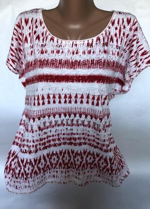 Футболка с красным узором