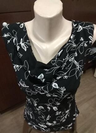 Оригінальна блузка з коміром каскад і квітковим принтом