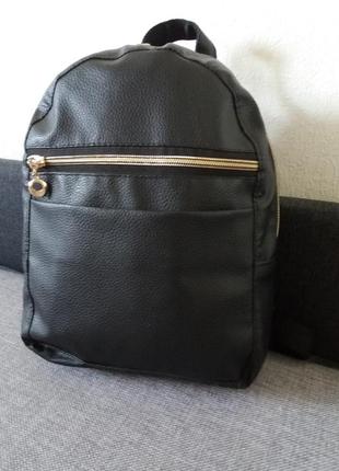 Рюкзак чёрный с золотистой молнией1 фото