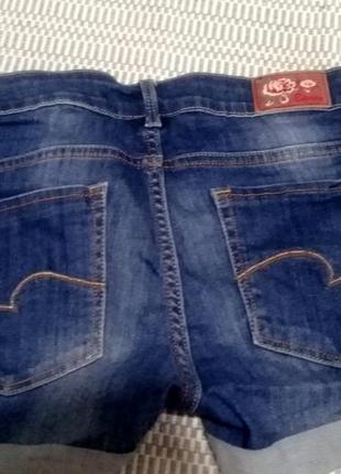 Актуальные джинсовые шорты,насыщенного цвета3 фото