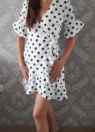 Эффектное воздушное платье на запах в горох nasty gal