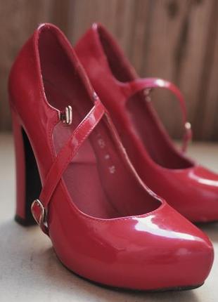 Червоні туфлі