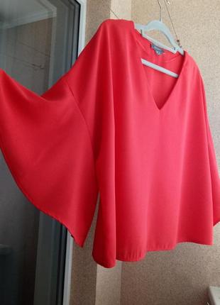 Красивая однотонная красная блуза свободного силуэта с оригинальным широким рукавом2 фото