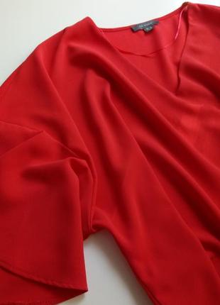 Красивая однотонная красная блуза свободного силуэта с оригинальным широким рукавом6 фото