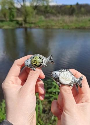 Брошь рыбка с частицей леса